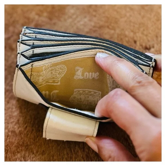 Vintage Juicy Couture White Leather Accordion Wallet with Heart and Crown Charms - Picture 7 of 8